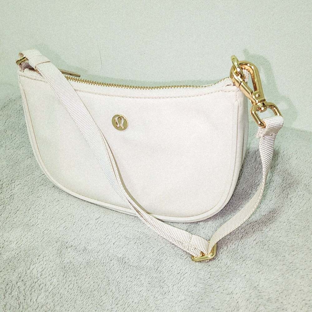 Lululemon City Essentials Mini Shoulder Bag 1L - Picture 4 of 10